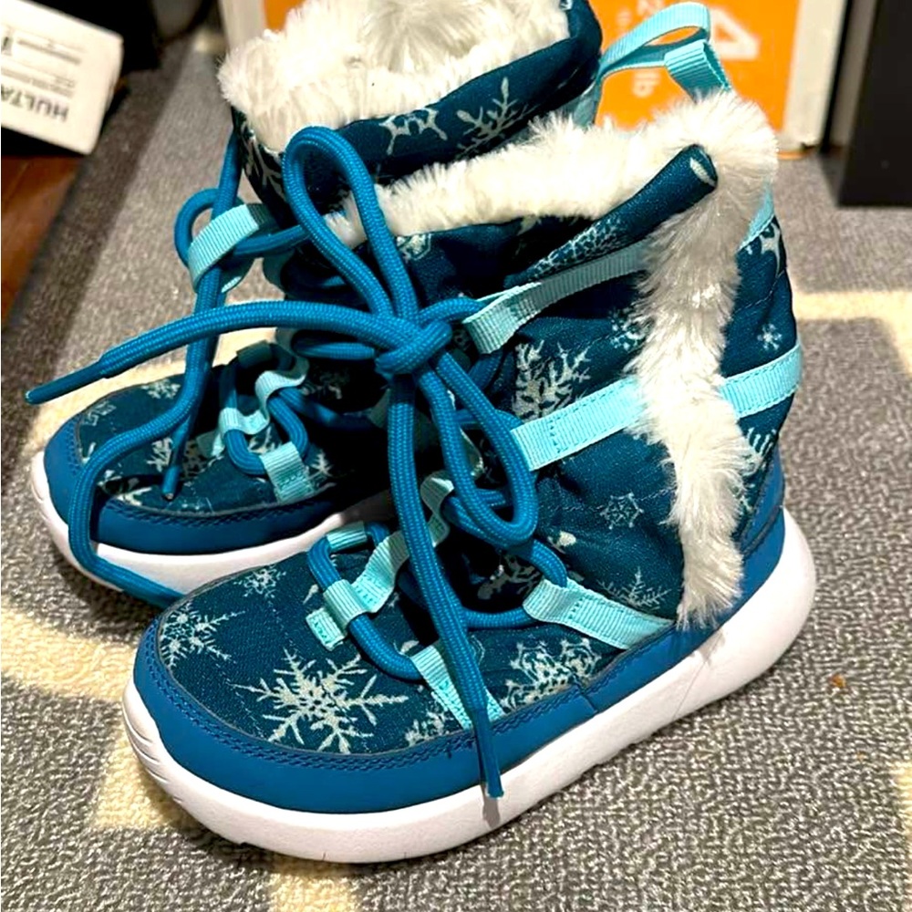 New Never Worn Nike snowflake boot. Toddler/Little Kid size 9.